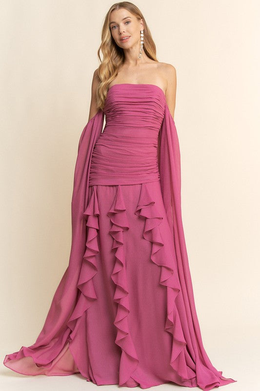 Vestido largo strapless fucsia con volantes y capa fluida