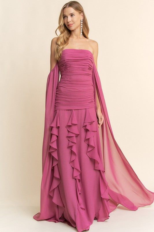 Vestido largo strapless fucsia con volantes y capa fluida