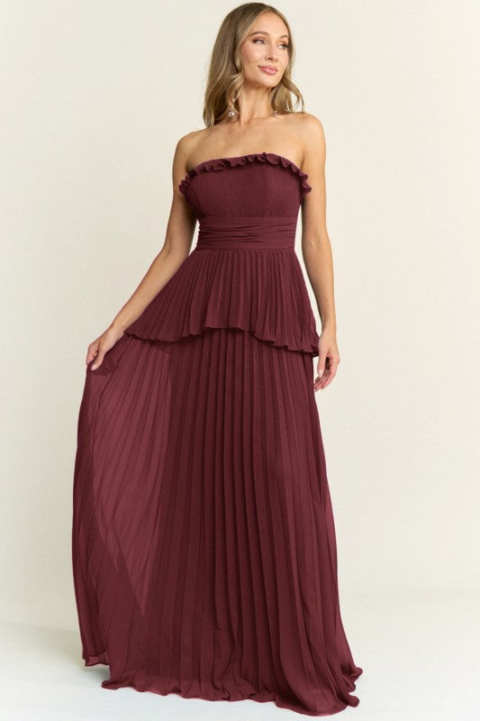 Vestido largo strapless plisado color vino