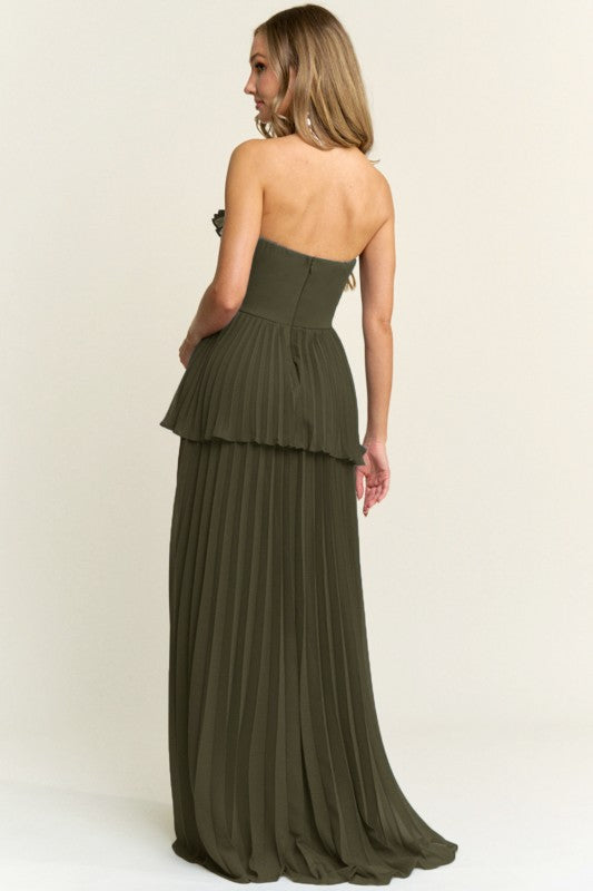 Vestido largo strapless plisado color vino