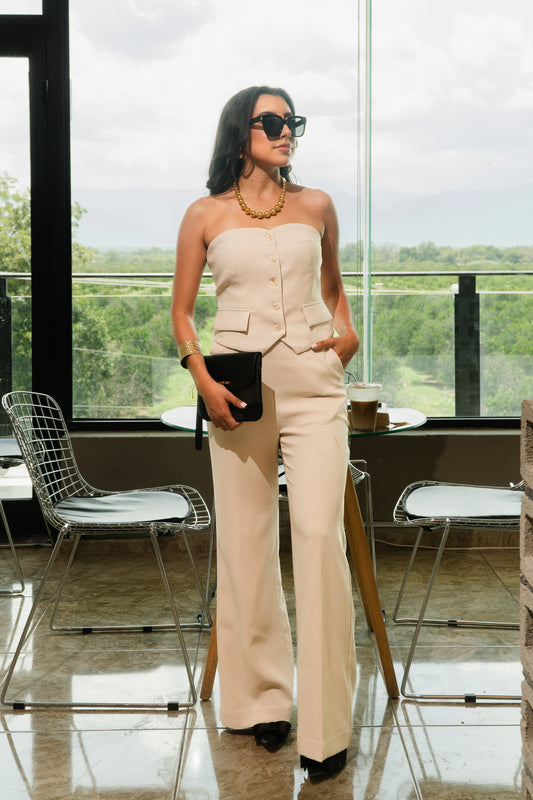 Conjunto elegante beige con de corset y pantalón