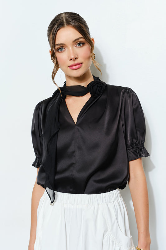 Blusa de satIn con mangas cortas abullonadas y pañuelo con rosa