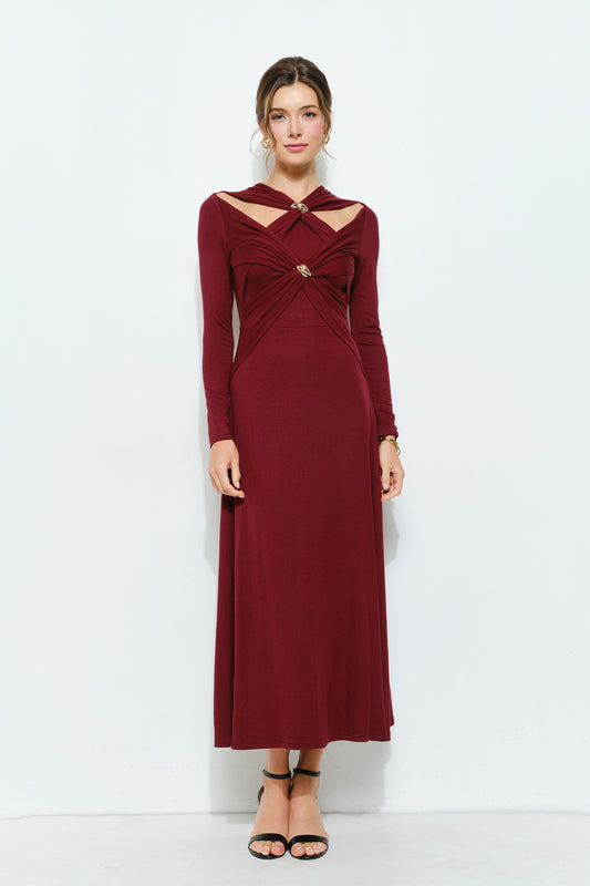 Vestido vino con abertura y anilla dorado con detalle retorcido