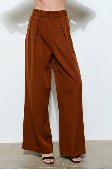 Pantalones anchos con cintura alta y pliegues delanteros