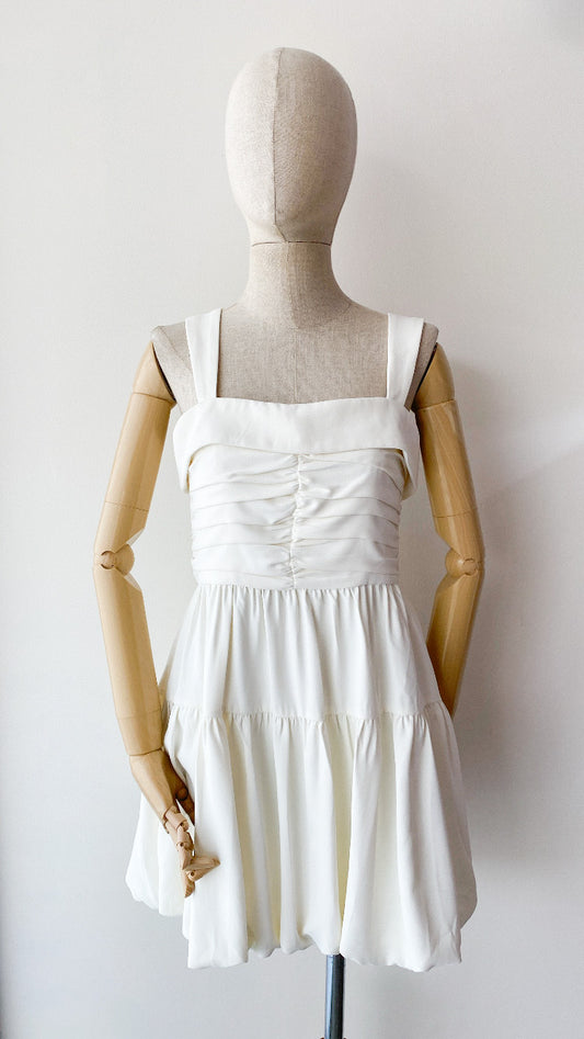 Vestido Corto Blanco con Pliegues