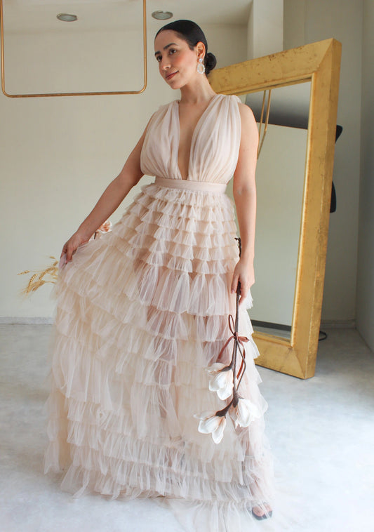 Vestido Beige Largo con Escote Profundo y Espalda Descubierta