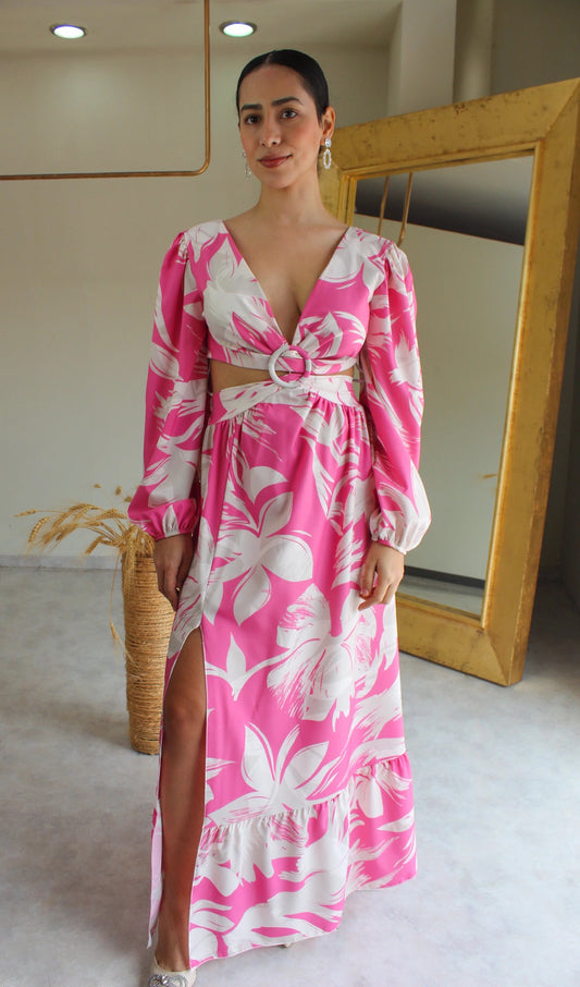 Vestido Rosa Maxi con Estampado de Flores Blancas y Detalle con Broche al Centro