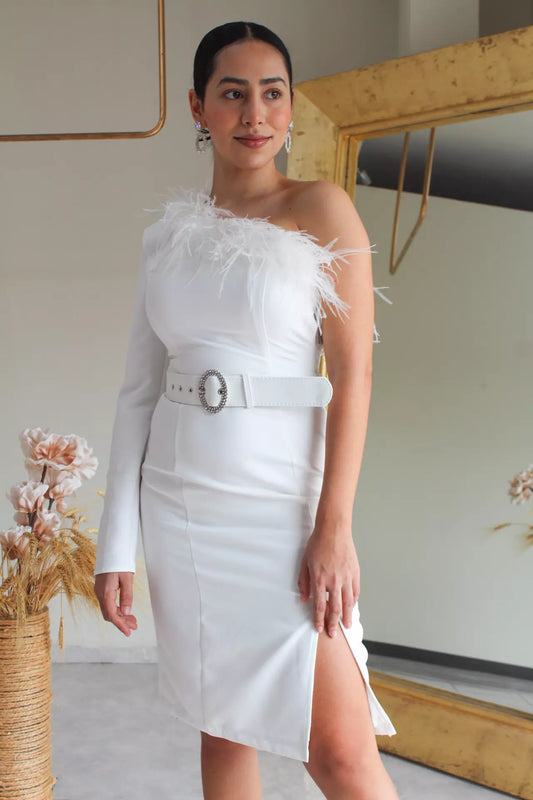 Vestido Blanco Midi con Detalle de Plumas en Pecho