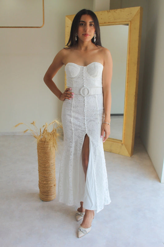 Vestido Largo Blanco Strapless, Tipo Corset con Cinto y Detalles de Encaje