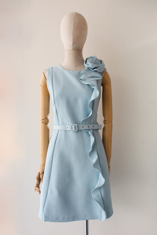 Vestido Celeste Con Cinto Y Flor 3D