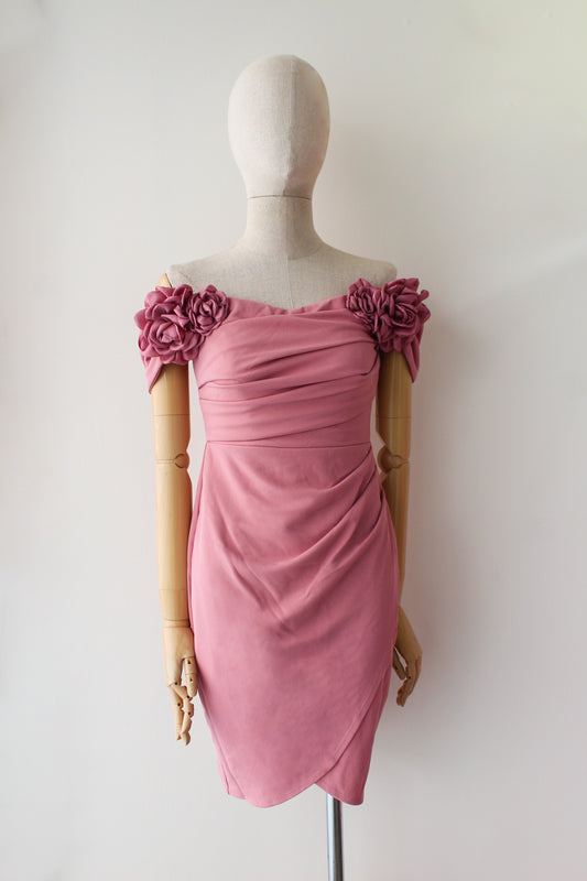 Vestido Drapeado con Flores 3D Hombros