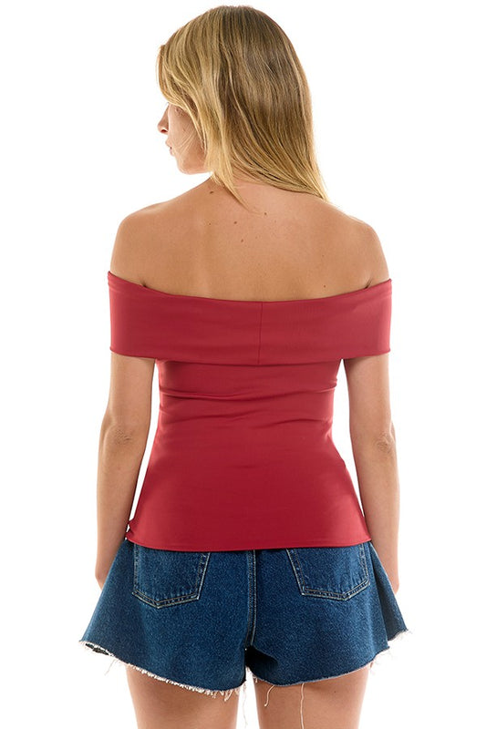 Blusa vino hombro descubiertos con twist en pecho