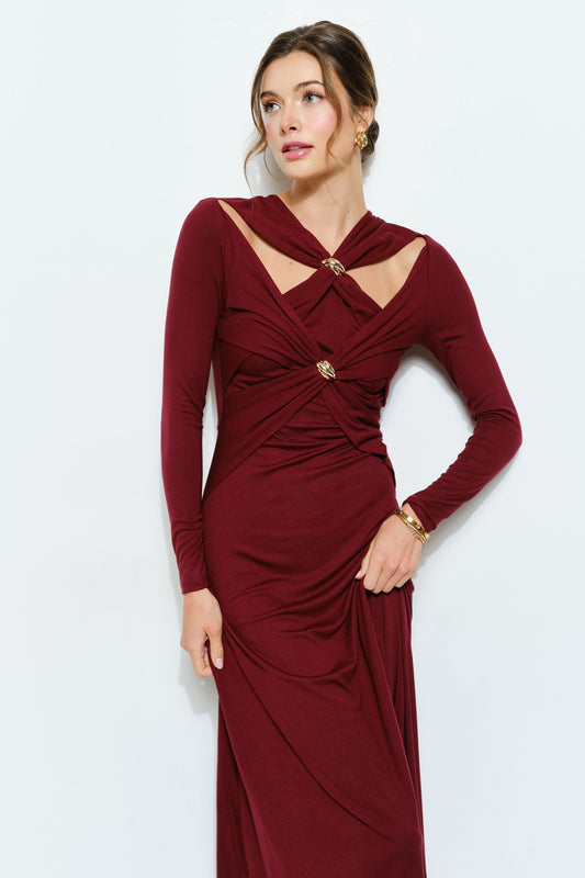 Vestido vino con abertura y anilla dorado con detalle retorcido