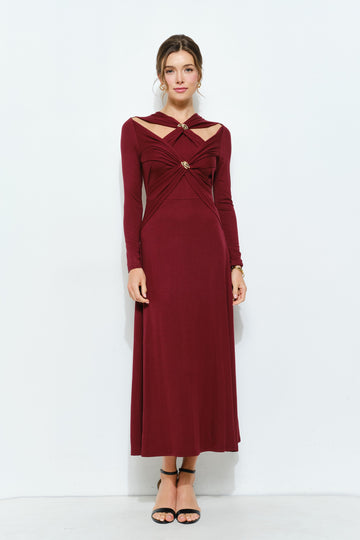 Vestido vino con abertura y anilla dorado con detalle retorcido
