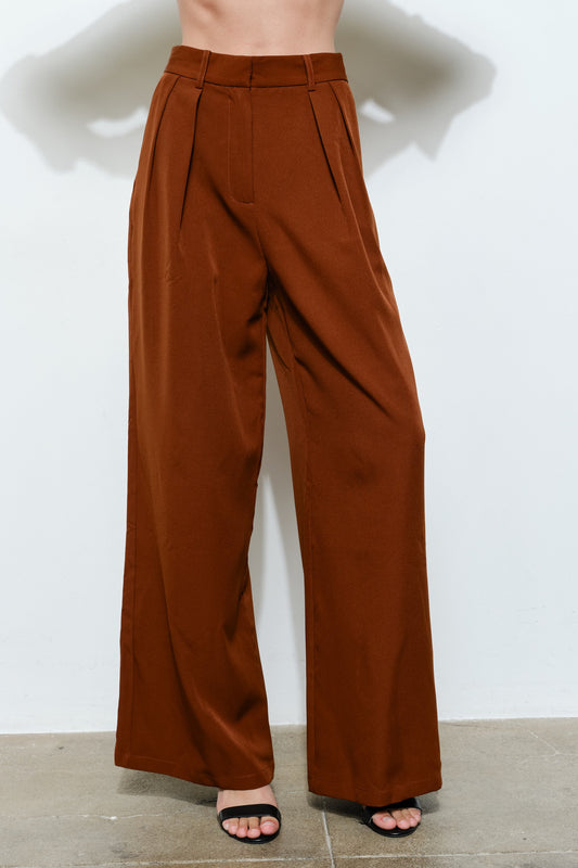 Pantalones anchos con cintura alta y pliegues delanteros