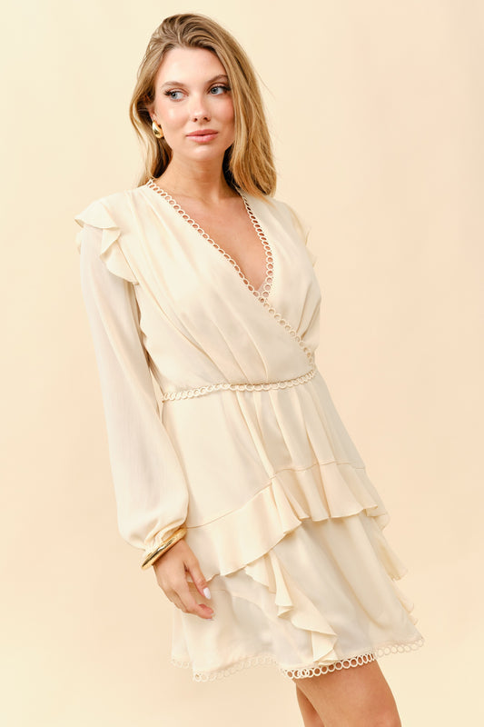 Vestido Corto Beige con Volantes y Encaje – Manga Larga
