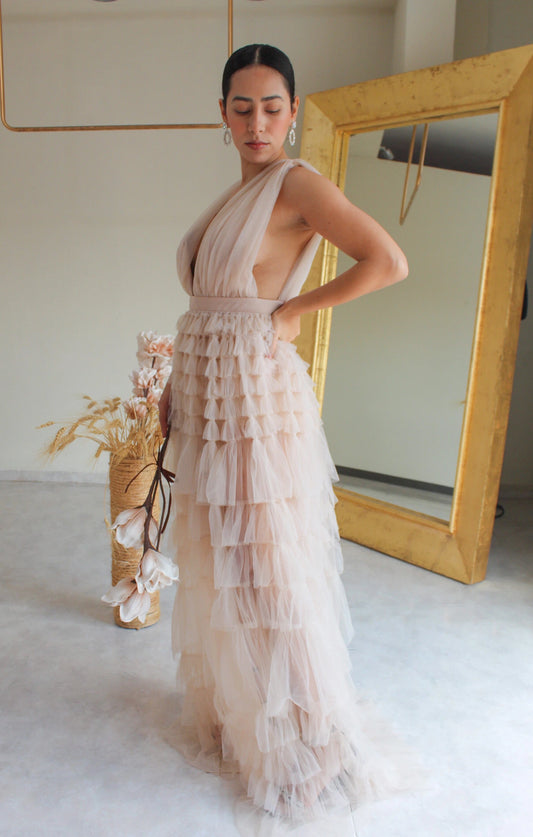 Vestido Beige Largo con Escote Profundo y Espalda Descubierta