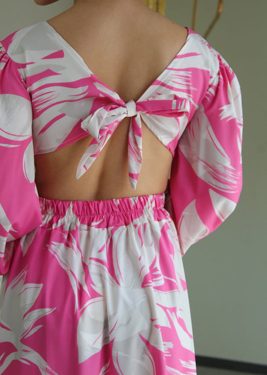 Vestido Rosa Maxi con Estampado de Flores Blancas y Detalle con Broche al Centro