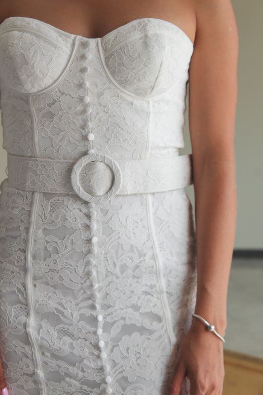 Vestido Largo Blanco Strapless, Tipo Corset con Cinto y Detalles de Encaje