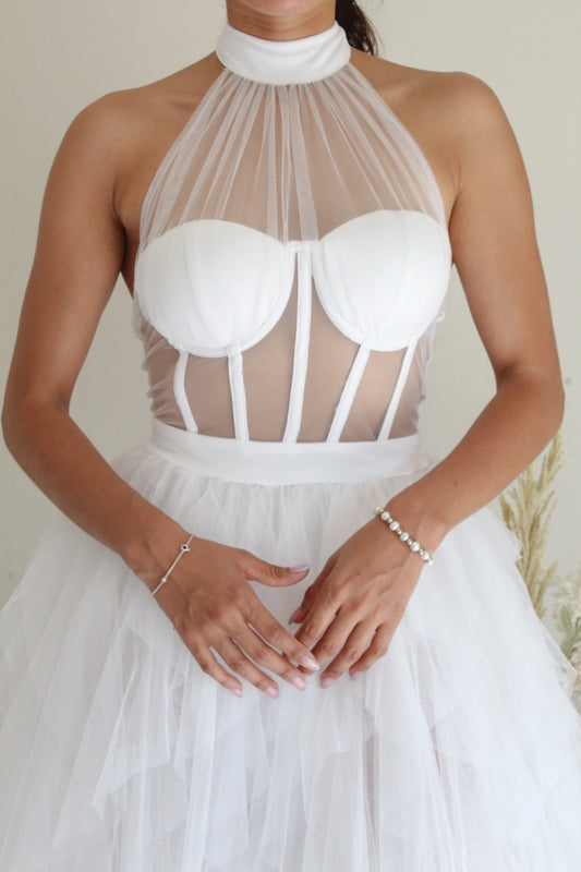 Vestido Blanco Largo con Cuello Halter y Falda en Tul